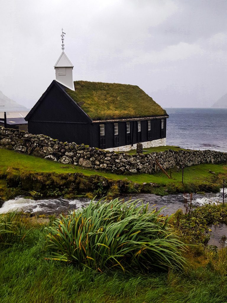 Chapelle de Funnigur au bord de la mer aux îles Féroés