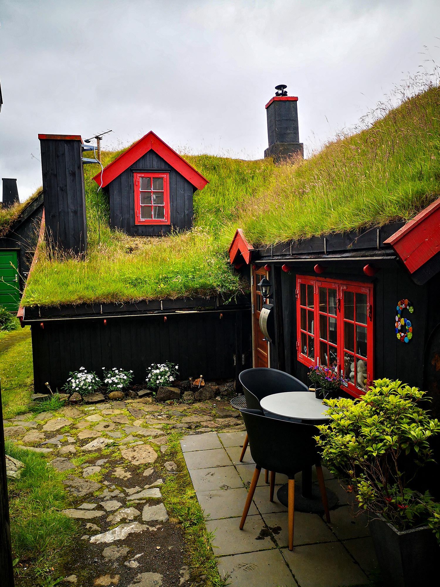 Terrasse d'une maison avec un toit couvert d'herbe aux îles Féroés