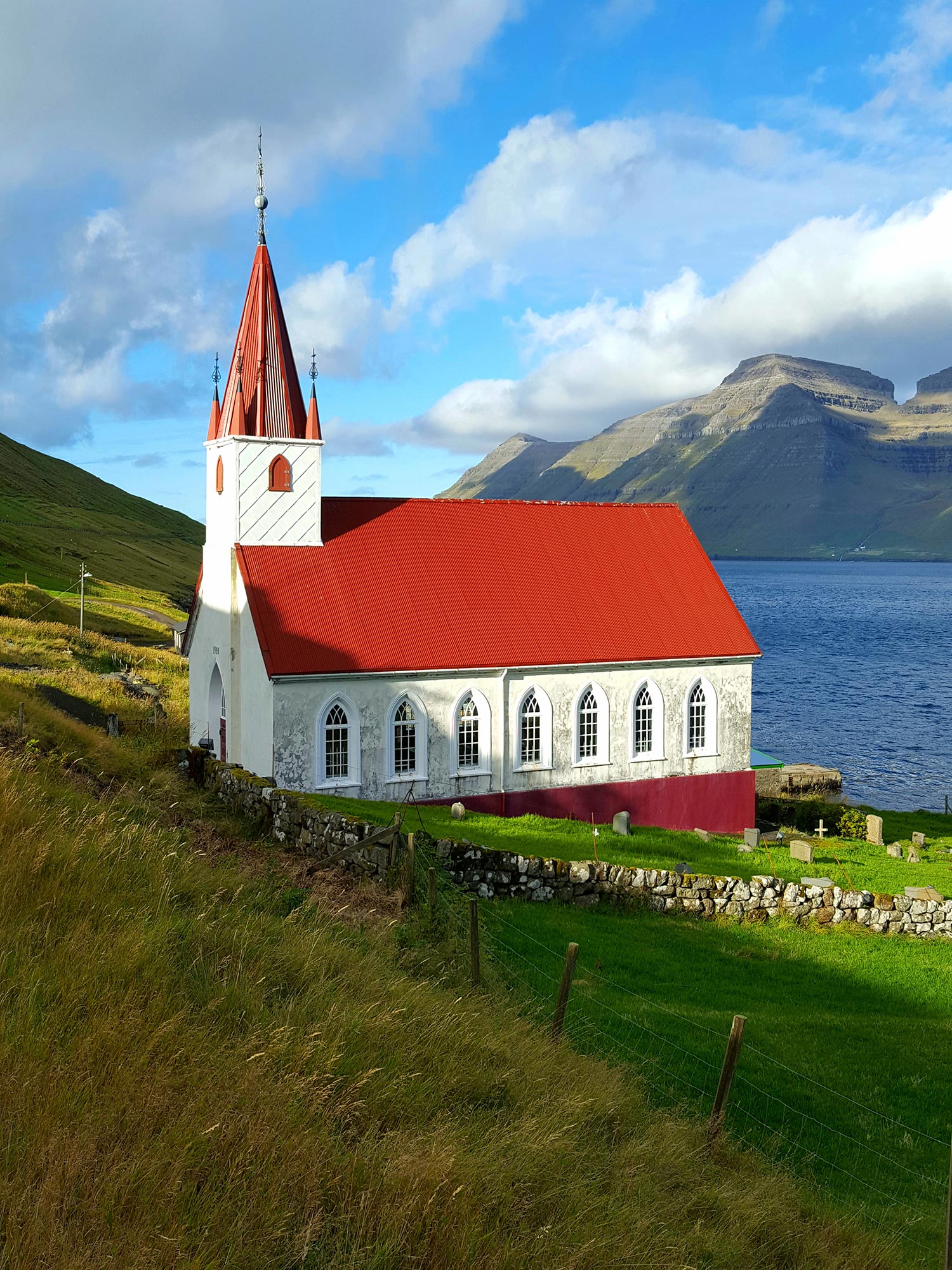 Chapelle du village de Kalsoy près de la mer et ces montagnes aux îles Féroés