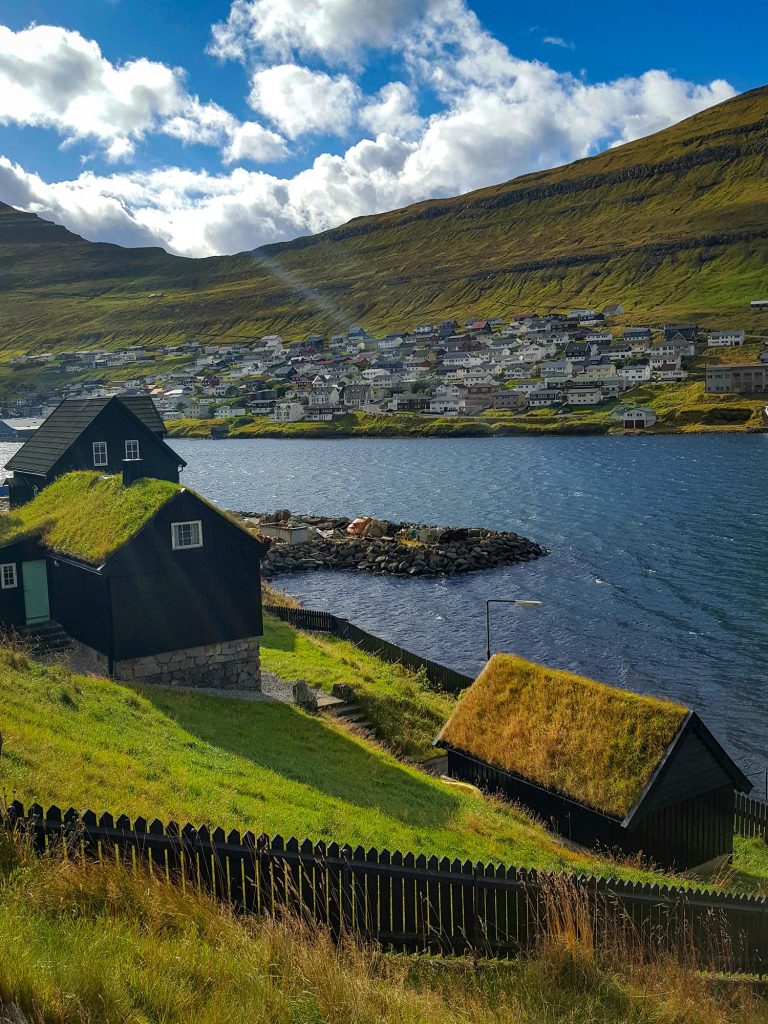 Village de Klaksvik au bord de l'eau avec un beau rayon de soleil aux îles Féroé