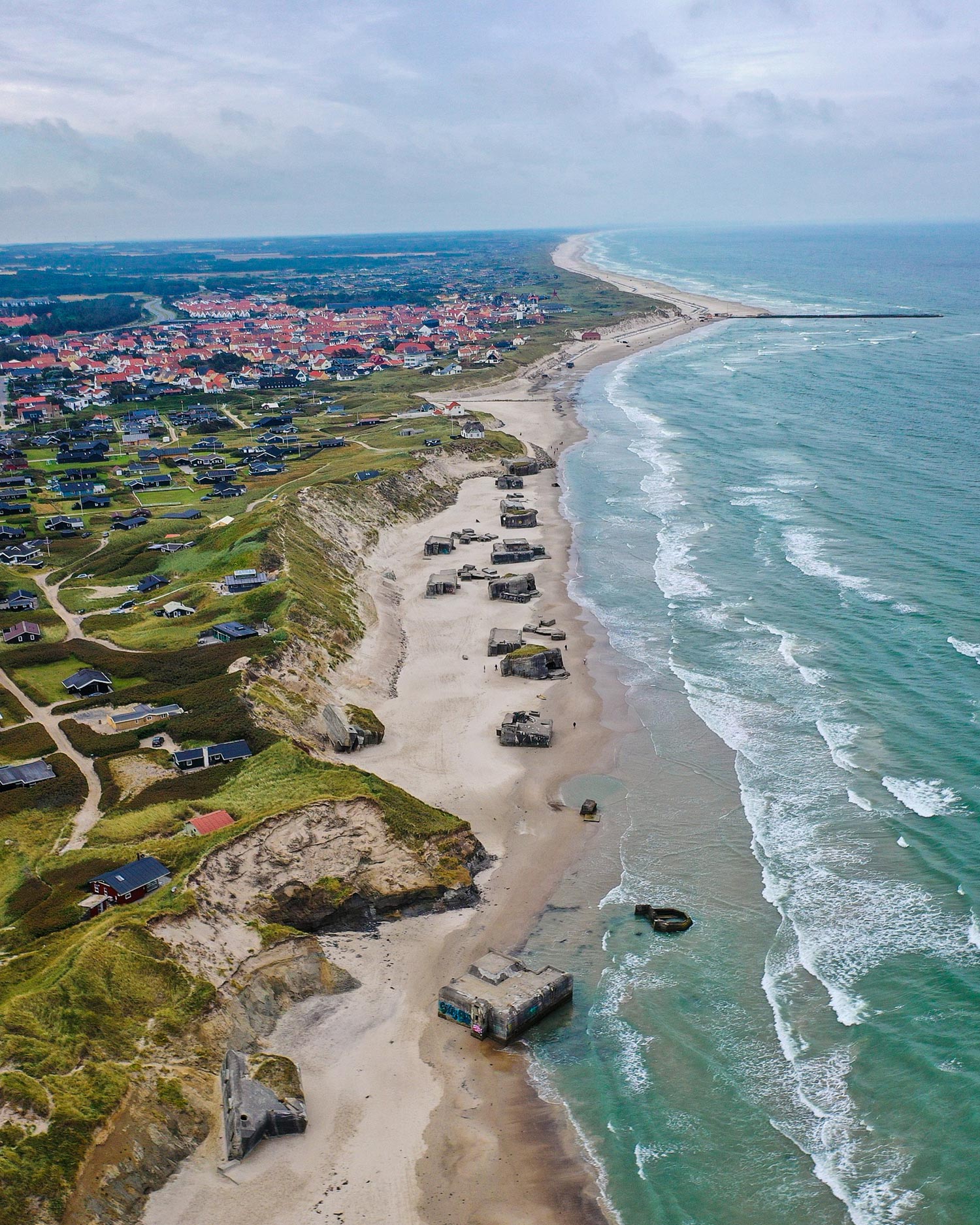 Ville de Lokken au bord de mer au Danemark. Le paysage est étendu et plat.