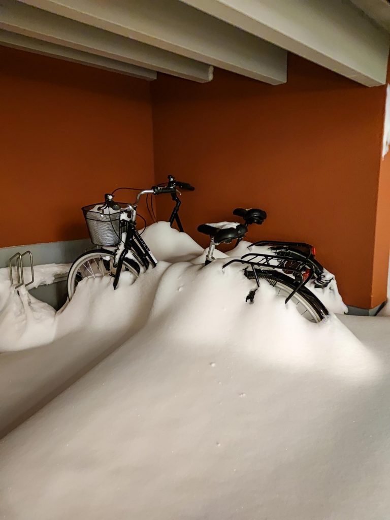 Vélo dans la neige à Lulea en Suède