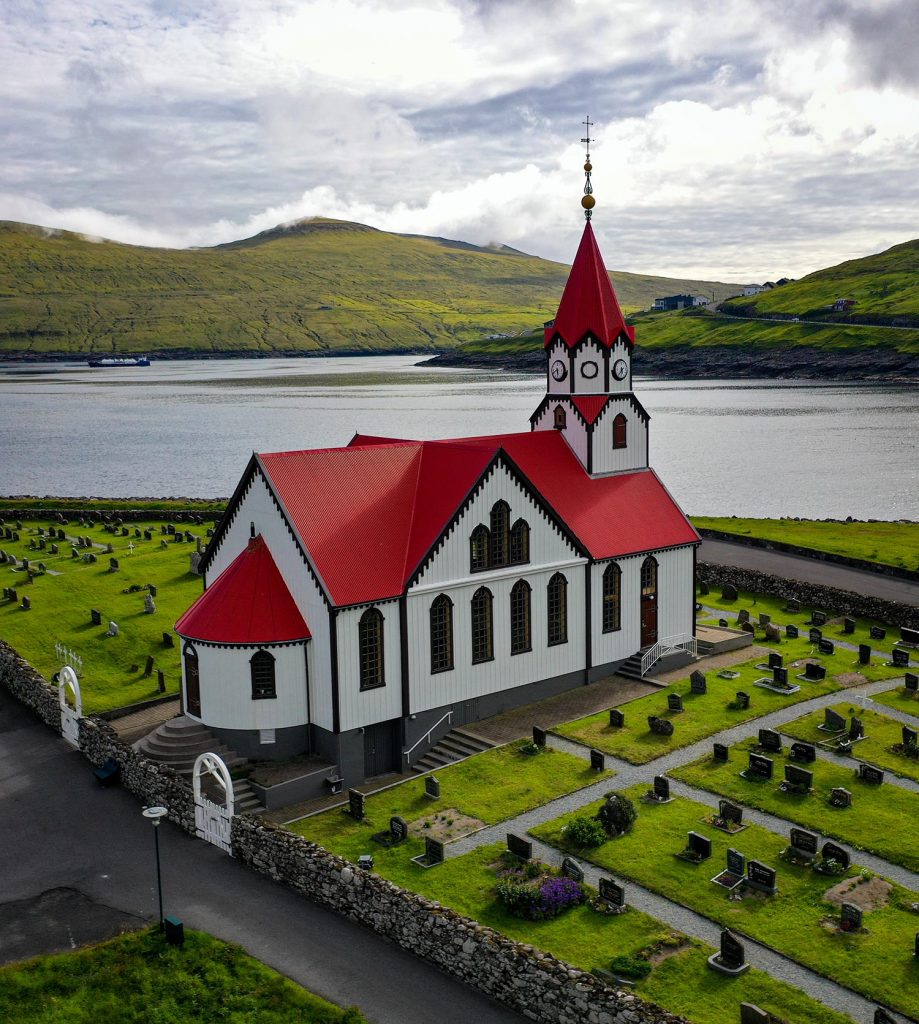 Une chappelle et son cimetière près de la mer aux îles Féroé