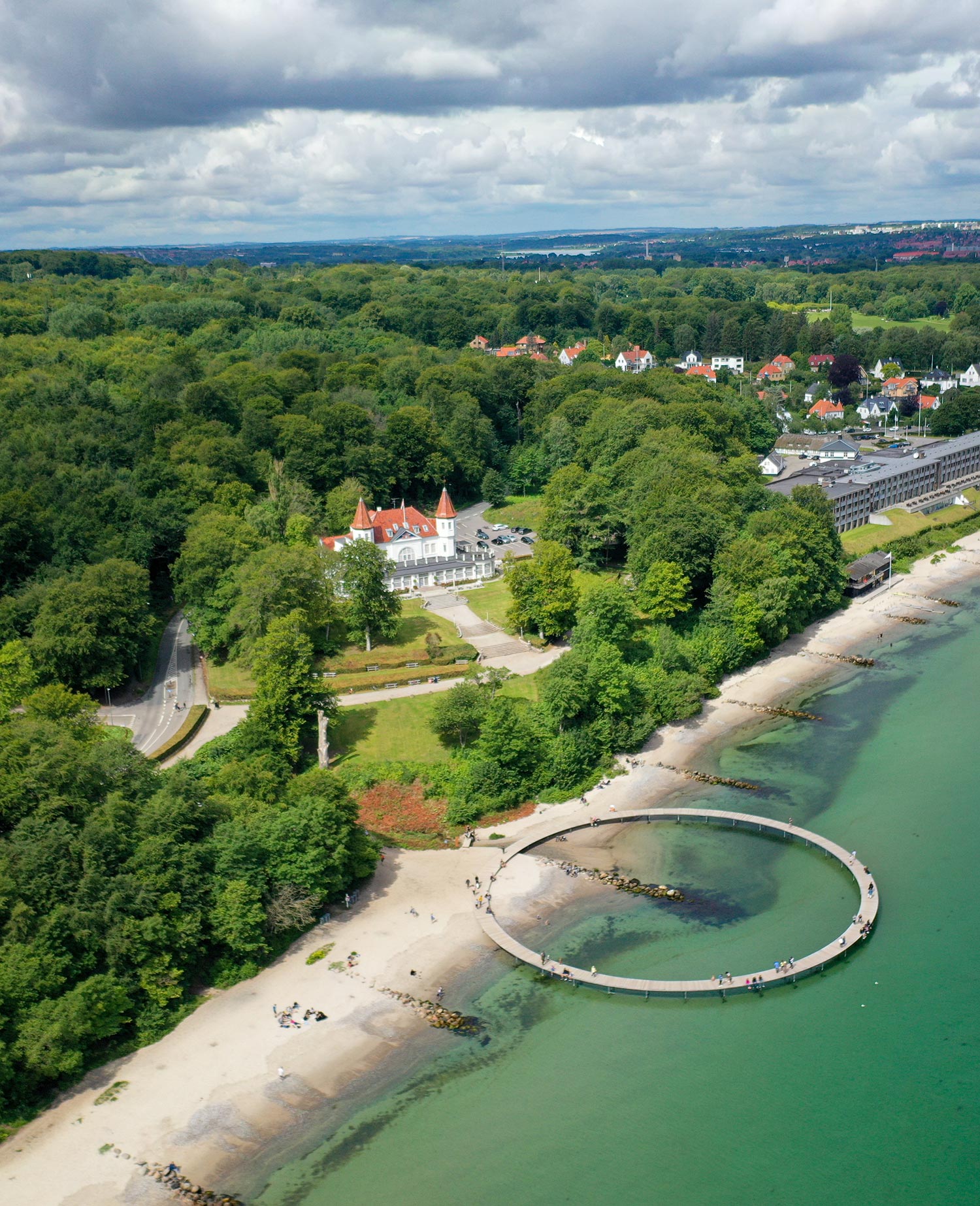 Beau château avec une promenade circulaire sur l'eau pour les touristes au Danemark